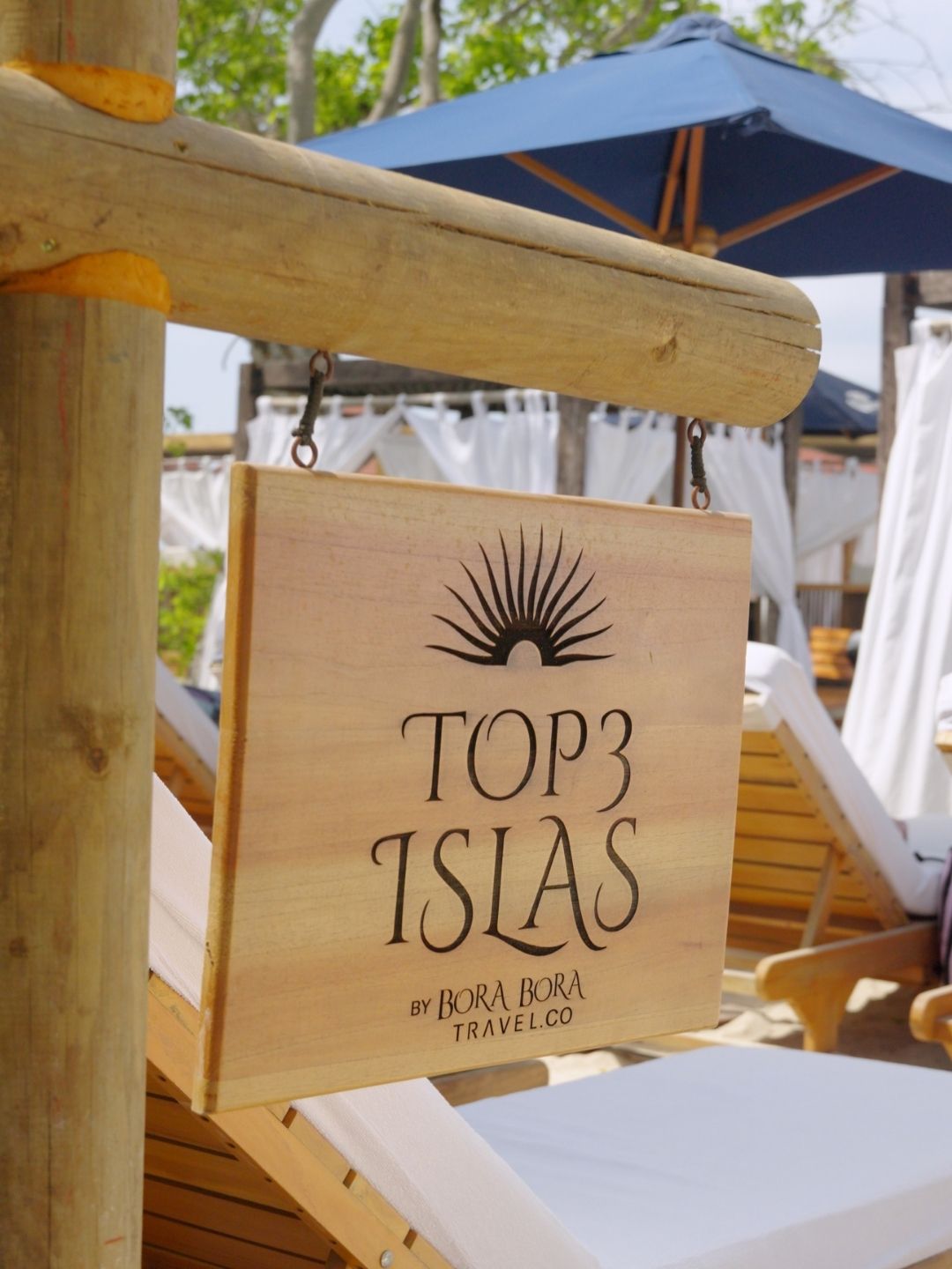 Tour 3 Islas del Rosario: cartel de Bora Bora, Pao Pao e Isabela en la playa.